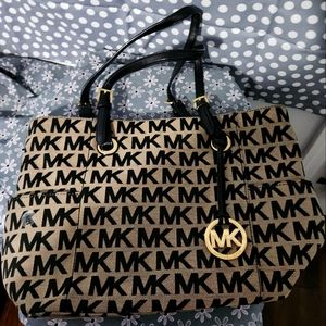 Michael Korrs large tote.  Has 2 side pockets.